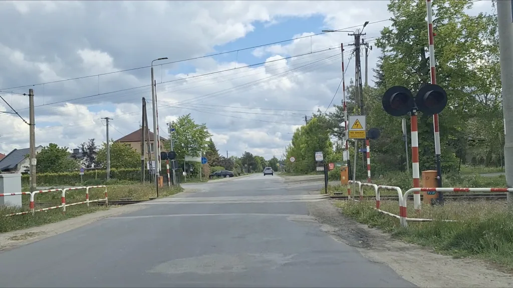 Zdjęcie do pytania: Czy zbliżając się do przejazdu kolejowego z siecią trakcyjną...